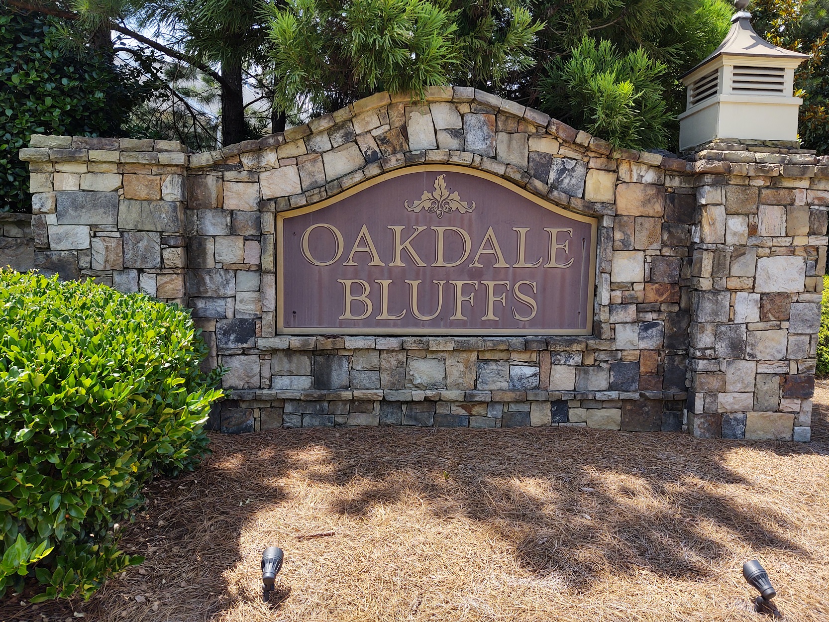 Oakdale Bluffs neighborhood entrance sign before replacement in Smyrna, GA (Cobb County, Metro Atlanta).
